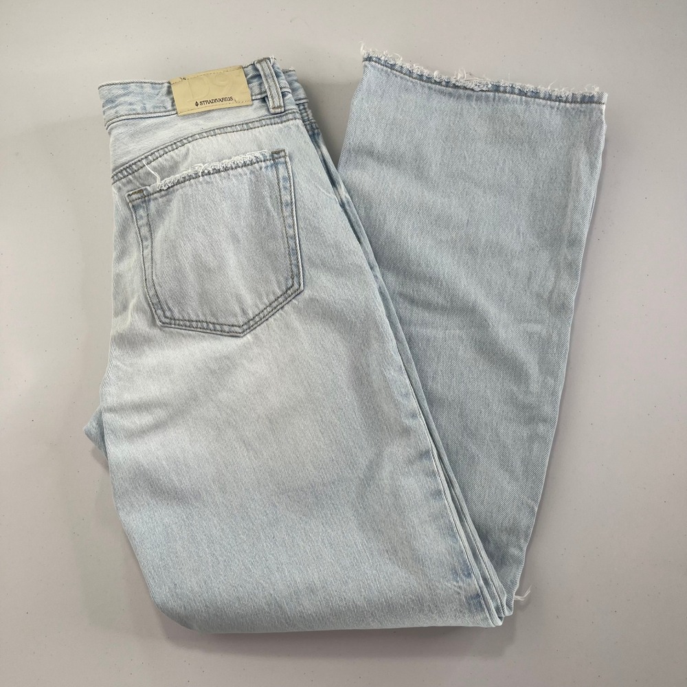 Stradivarius Women's US 6 Light Wash Distressed Raw Hem Jeans 649